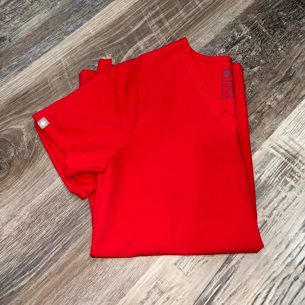 Figs One Pocket Top- Winning Red